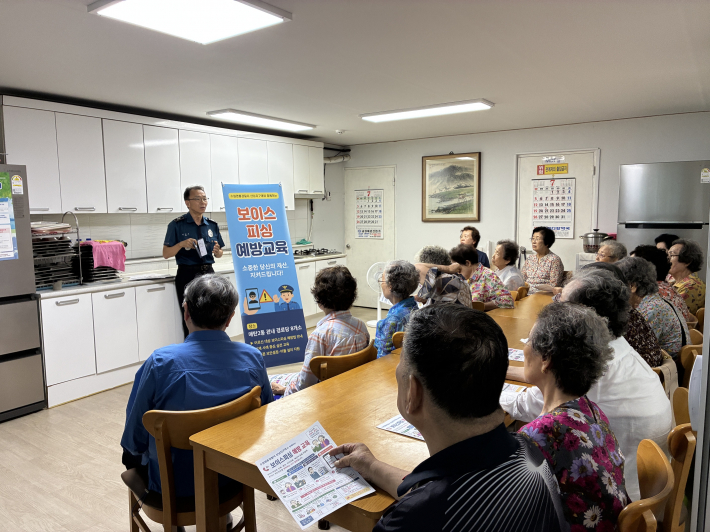 매탄2동 관내 8개 경로당에서 산남지구대와 협력하여 보이스피싱 예방교육을 실시하고 있다.   