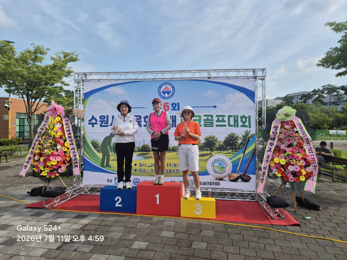 입상자의 표정에는 기쁨이 가득하다