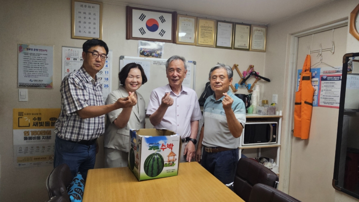 권선2동지역사회보장협의체, 관내 경로당 21개소에 초복맞이 수박 전달