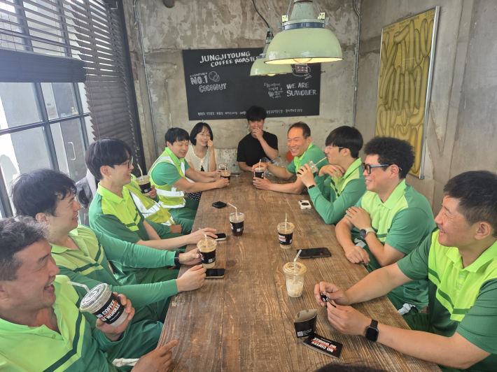 사진 2) 행궁동 환경관리원들이 수원청년상인회 정지영 회장(정지영커피로스터즈 대표)이 제공한 커피를 마시고 있다. 