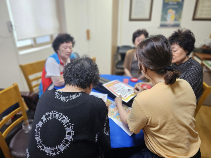 매탄3동은 무더위쉼터 이용수칙과 양산이용방법을 경로당회원들에게 전달하고 있다. 