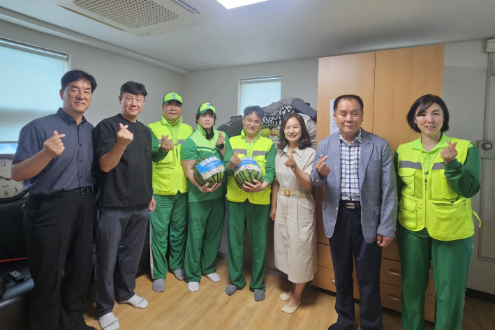 수박 전달과 함께 건강한 여름나기를 다짐하는 모습