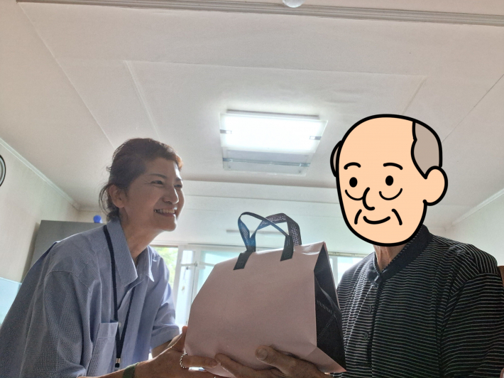 경기사회복지공동모금회와 경기도노인종합복지관협회에서 후원한 여름김치를 어르신들께 전달하는 사진 