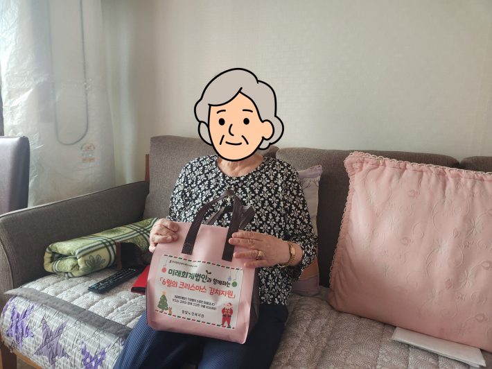 경기사회복지공동모금회와 경기도노인종합복지관협회에서 후원한 여름김치를 어르신들께 전달하는 사진 