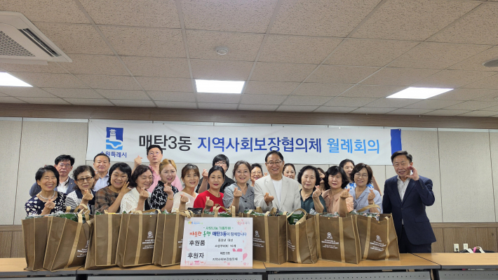 지난 15일, 수원시 영통구 매탄3동 지역사회보장협의체(위원장 조규철)는  중장년 1인 가구 10세대를 대상으로 '삶을 채우는 소망꾸러미'를 전달했다. 
