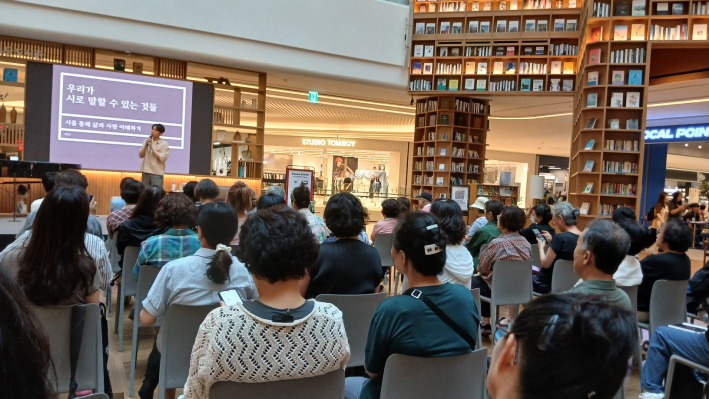 열강하는 황인찬 시인 모습