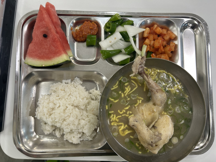 수원성북교회 후원으로 마련된 삼계탕