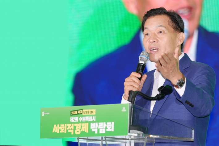 사진2)이재준 수원시장(오른쪽 9번째부터), 김미경 수원특례시의회 의장 등 개막식 참석자들이 함께하고 있다.    