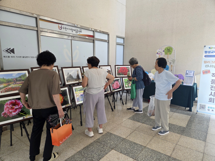 전시회 관람사진