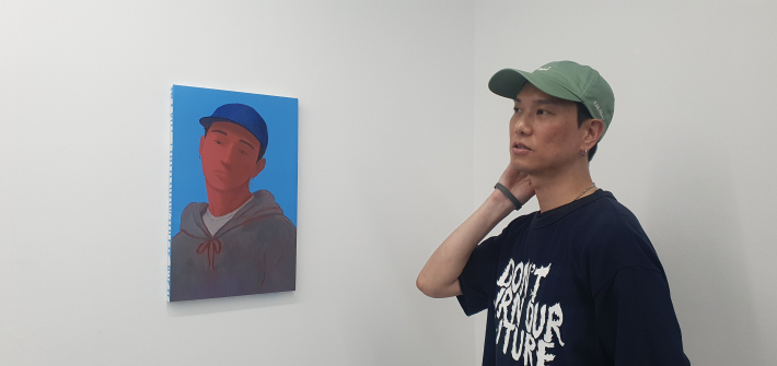 성소수자의 경험에서 출발한 작품을 보편적인 감정으로 확장한 이유를 설명하는 최하민 작가.