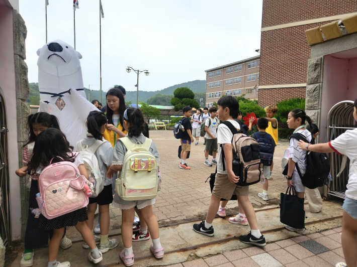 상촌초등학교 등굣길맞이 행사 '하이파이브데이'