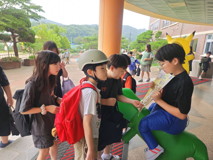 행운뽑기 활동으로 등굣길에 활력을 더하는 학생들
