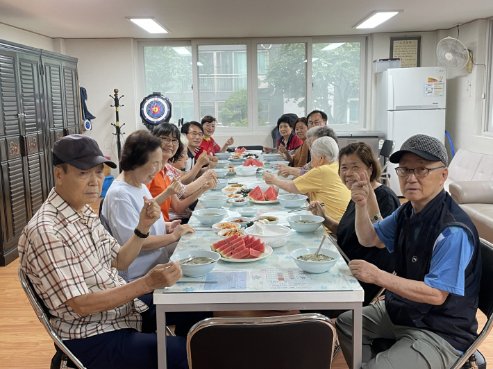 권선1동 통장협의회 초복 맞이 어르신 계절나기 행사 개최