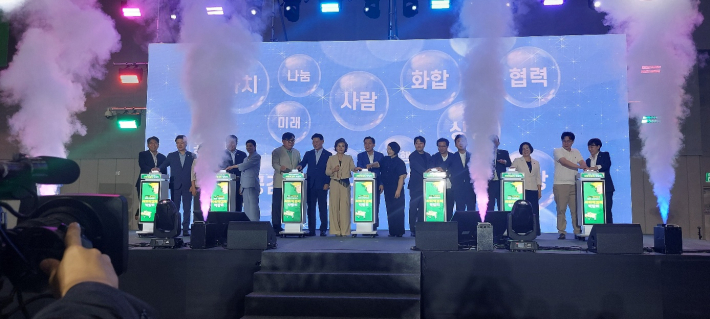 수원시 사회적 경제는 [   ]이다. 내빈들의 퍼포먼스 장면.