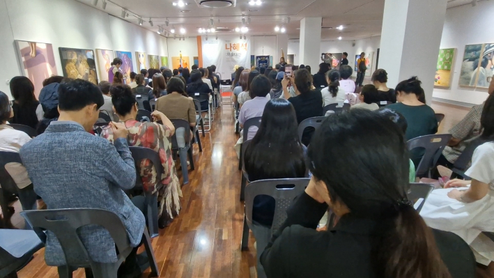 시상식장에 참석한 관중이 가득 찬 모습