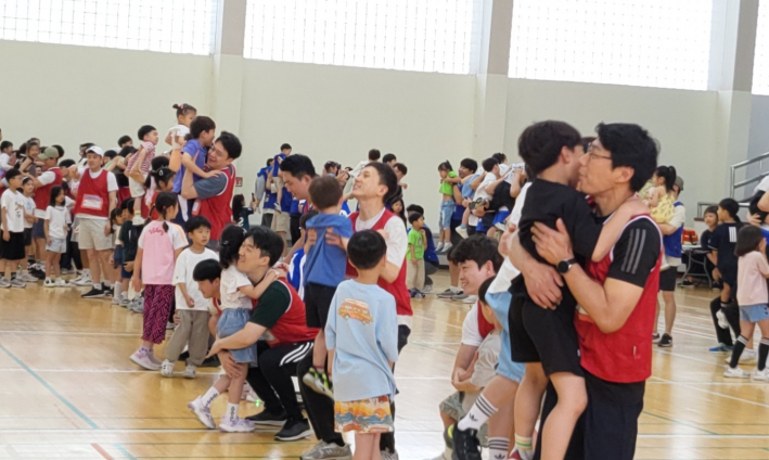 아이들이 아빠 가슴에 응원 메시지를 붙여주고 꼭 안기며 사랑을 전했다.