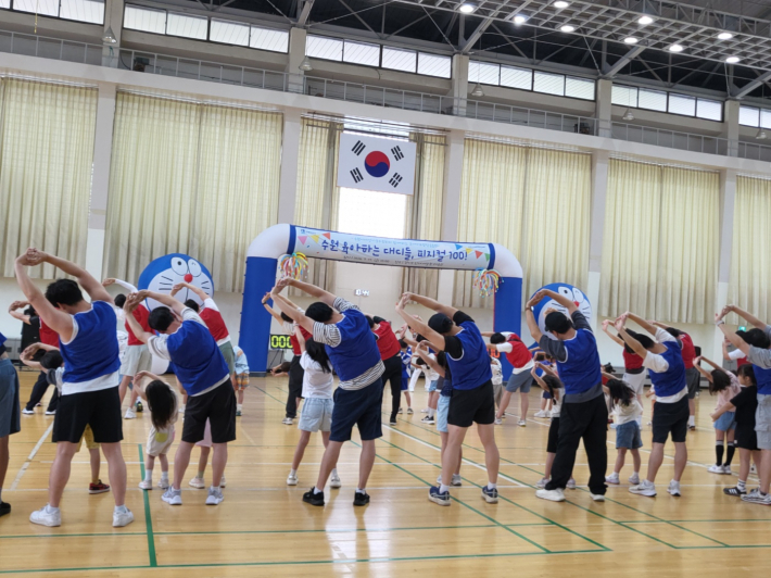 명랑운동회에 앞서 아빠와 아이들이 몸풀기 체조를 하고 있다.