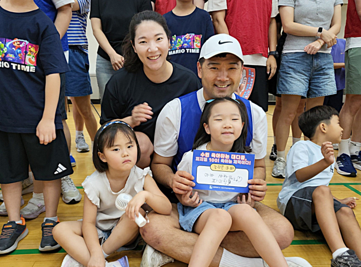 오붓한 한 가족이 함께하며 행복한 시간을 보내고 있다.  