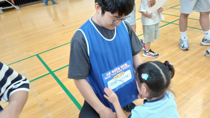 아이가 아빠에게 '아빠 사랑해' 스티커를 붙여주는 온데이 아빠육아 응원 퍼포먼스
