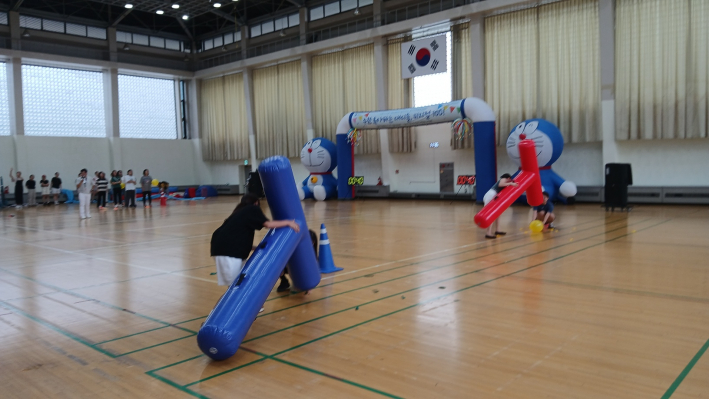 '볼풀공 폭탄' 운동경기하는 청팀,홍팀