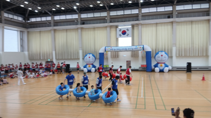 '탕후루 릴레이' 운동경기하는 청팀,홍팀    