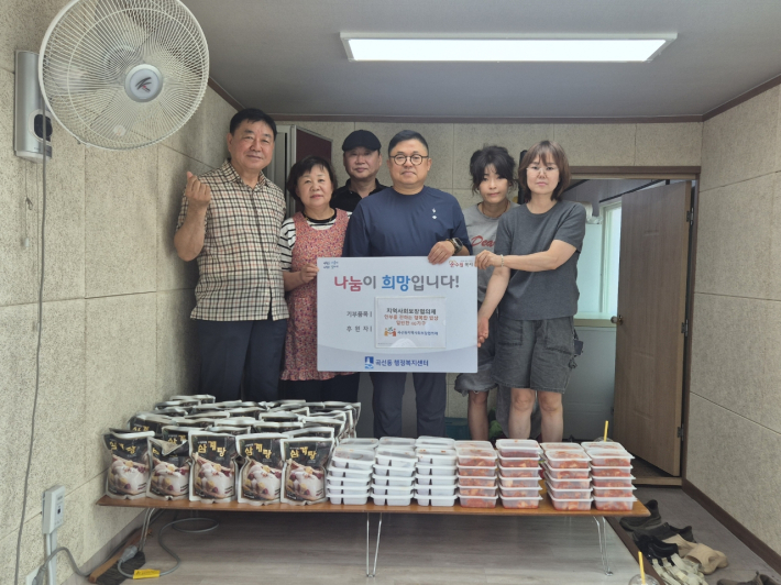 곡선동 지역사회보장협의체에서 삼계탕나눔꾸러미를 전달하고 있다.