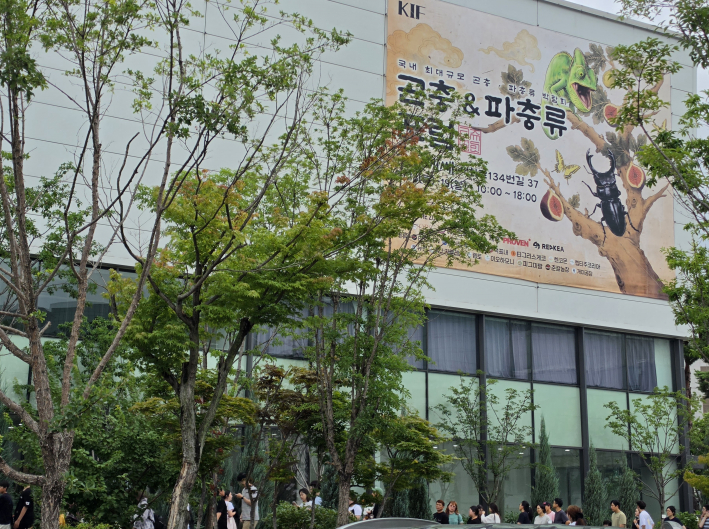 입장 시간을 기다리며 길게 늘어선 입장객들