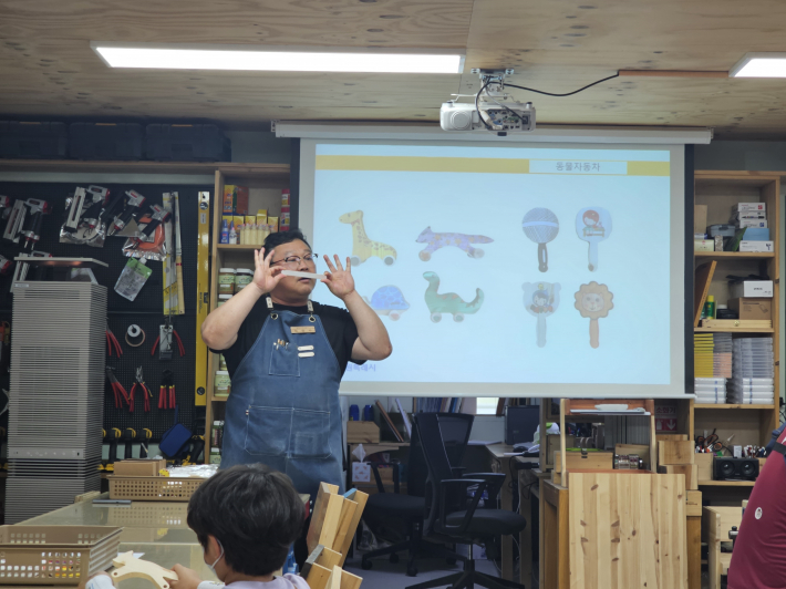 최종수 목공지도사가 사포에 대해 설명하고 있다.