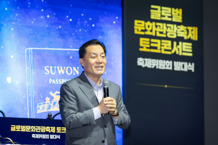 사진2)이재준 수원시장이 인사말을 하고 있다.    
