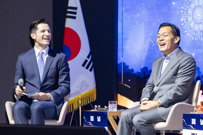 사진3)이재준 시장과 알베르토 몬디씨가 토크콘서트에서 웃으며 대화를 나누고 있다.    