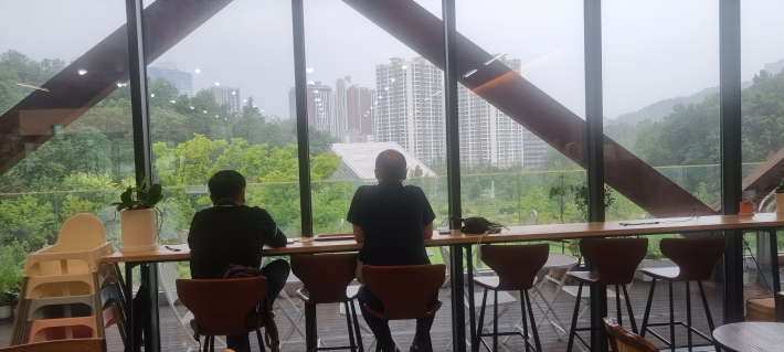 방문자 센터 카페에서 내려다 보는 비오는 영흥 수목원