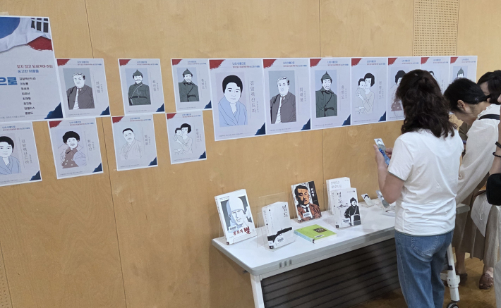 강의에 참여한 시민들이 관련 도서와 포스터를 구경하고 있다.
