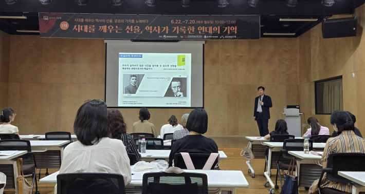 방현석 작가가 소설이란 무엇인가에 대해 설명하고 있다. 