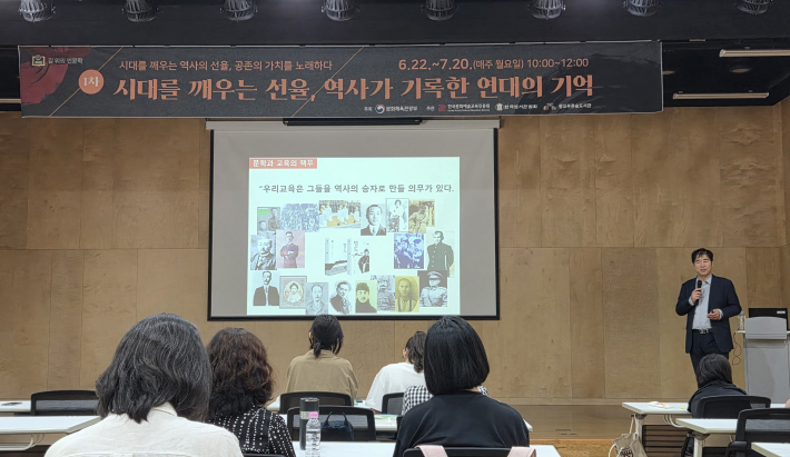 방현석 작가가 문학과 교육의 책무에 관해 이야기하고 있다. 