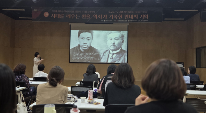 이경희 역사 강사가 한인 동포들의 영원한 난로, 최재형을 소개하고 있다