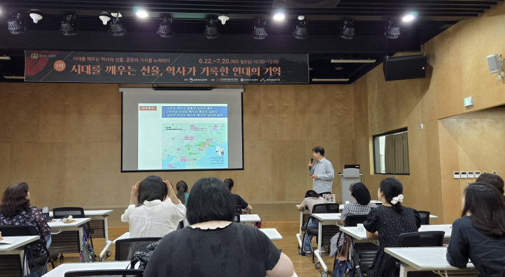 방현석 작가가 만주 루트를 소개하고 있다 