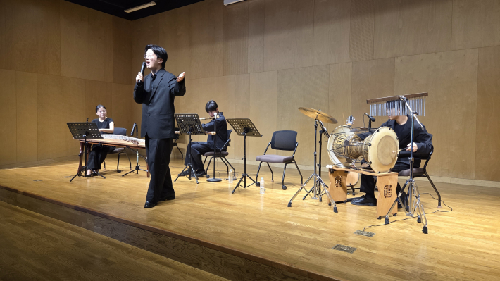 시민들의 앙코르에 아름다운 나라를 재창하고 있다. 