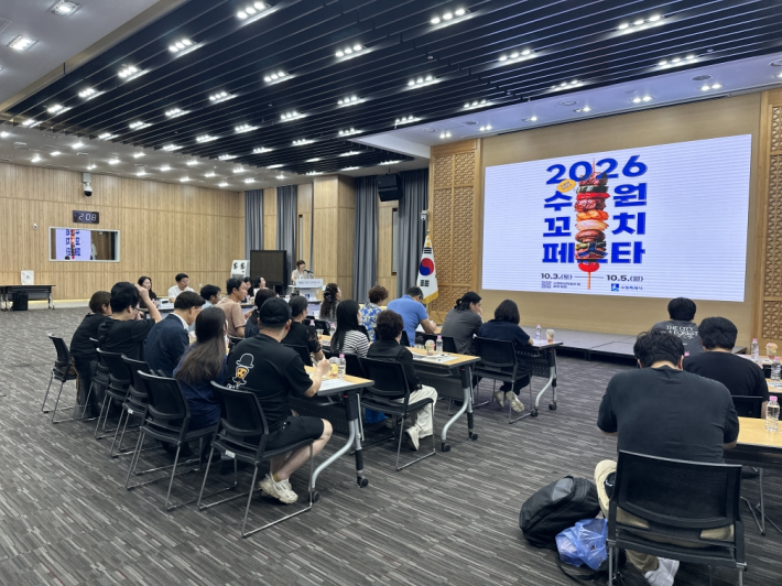 사진2) '2026 수원꼬치페스타' 참가업체 관계자를 대상으로 운영 기준을 점검하고, 사전 교육을 하고 있다.    