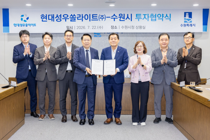 이재준 시장, 윤형석 사장과 협약식 참석자들이 함께하고 있다.