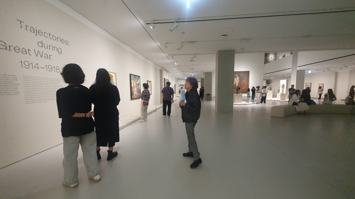 섹션 서문 벽면, 여덟 구역마다 한국어와 영어 서문이 길게 붙어 있다.