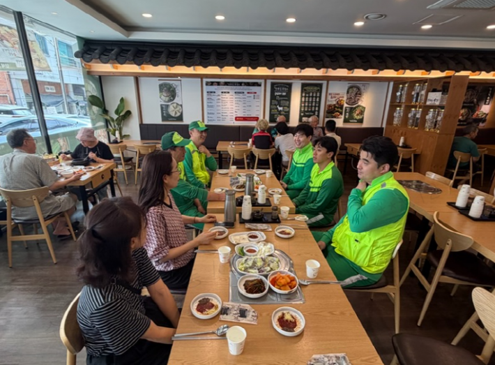 화서2동장과 환경관리원 식사 전 자리 참석하여 간담회 진행하는 모습 