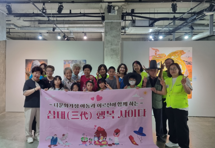 삼대 행복사이다 참여자들이 기념사진을 찍고 있다
