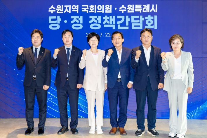 김미경 수원시의회 의장(오른쪽부터), 김영진 의원, 이재준 수원시장, 백혜련 의원, 김준혁 의원, 이대선 수원시의회 더불어민주당 교섭단체 대표가 함께하고 있다.
