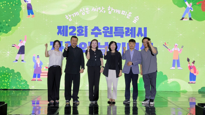 오른쪽 세번째, 경기수원지역자활센터 김기자 센터장