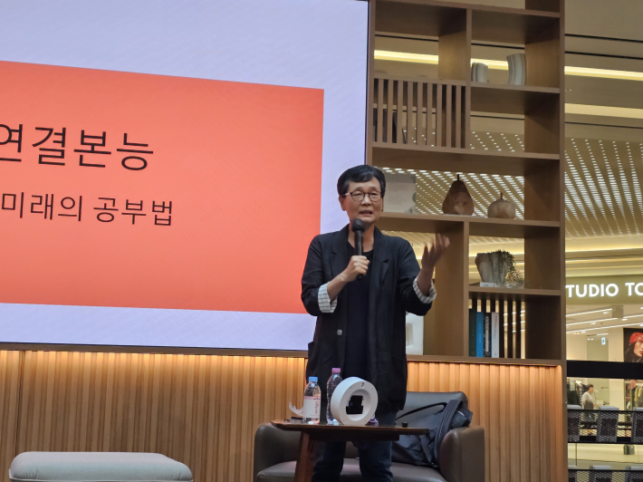 열강을 펼치는 고미숙 고전평론가
