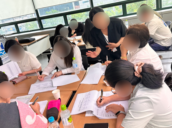 참석자들이 경험 정리표를 작성하며 자신의 역량을 정리하고 있다.