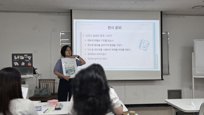 작품을 액자에 넣는 방법을 소개하고 있는 박은주 강사