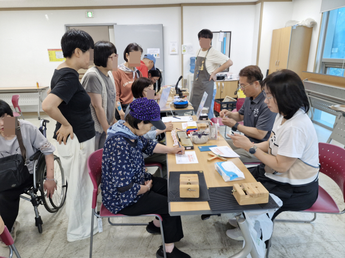 전각 도장 만들기. 돌에 이름을 새기는 일이 쉽지 않은데, 최선을 다한다.