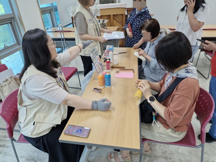 잘 가공된 가죽이 준비되어 있어 초보자도 쉽게 할 수 있었다. 