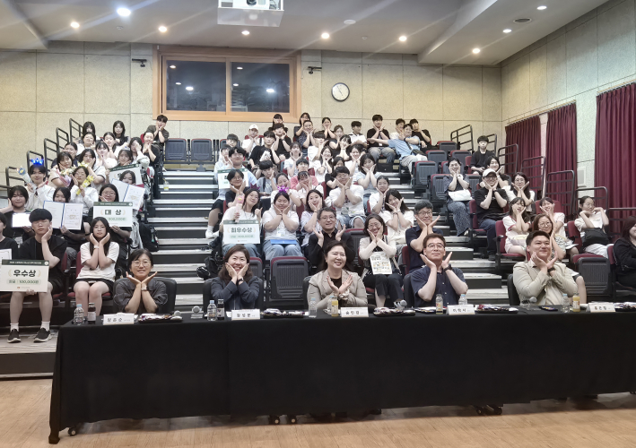 제5회 수원특례시 청소년 정책제안대회 참가 청소년과 관계자들이 본선대회를 마친 뒤 기념촬영을 하고 있다.